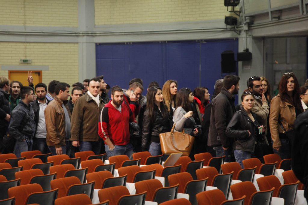 Η Νεολαία του ΠΑΣΟΚ “στολίζει” τον Αντώνη Σαμαρά