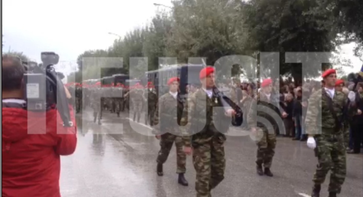 Παρέλαση με συνθήματα