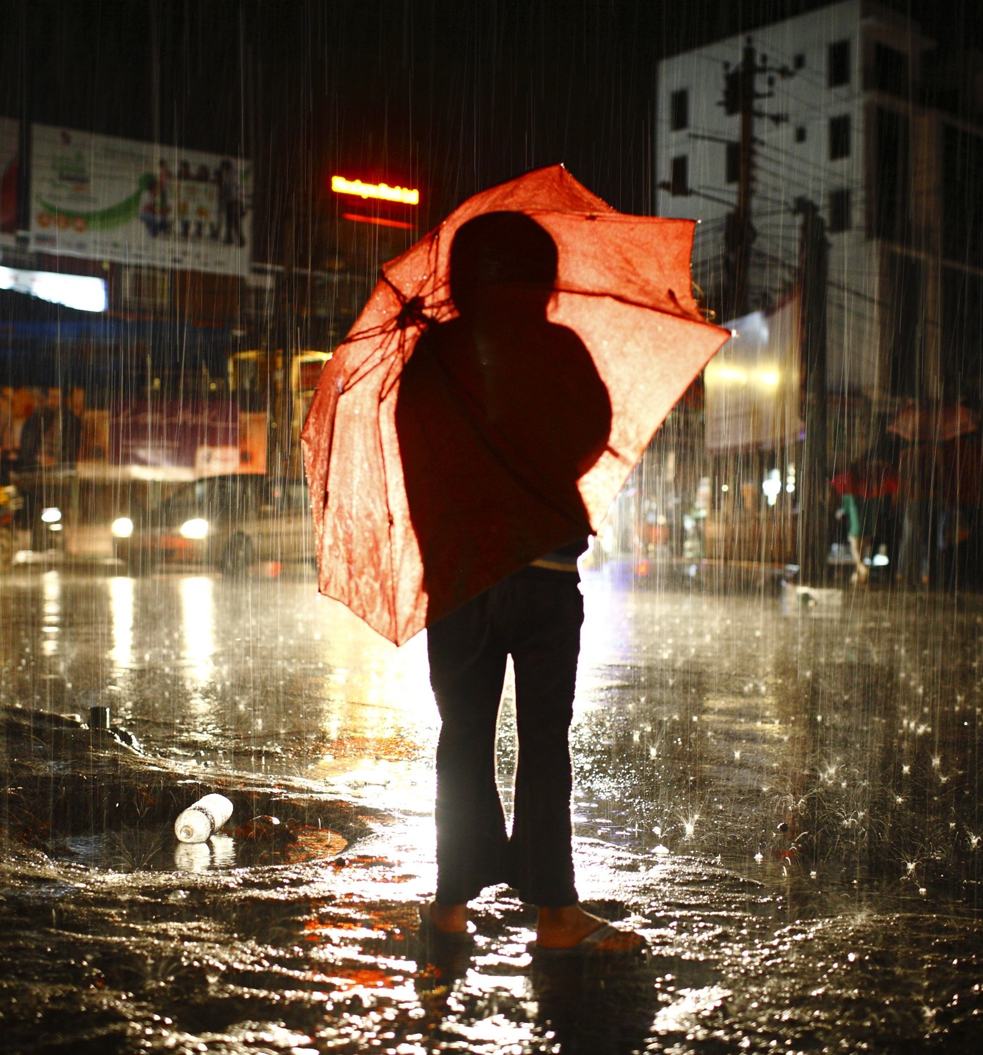 During rain. Парень в куртке под зонтом. Queen of Rain. Reading during the Rain.