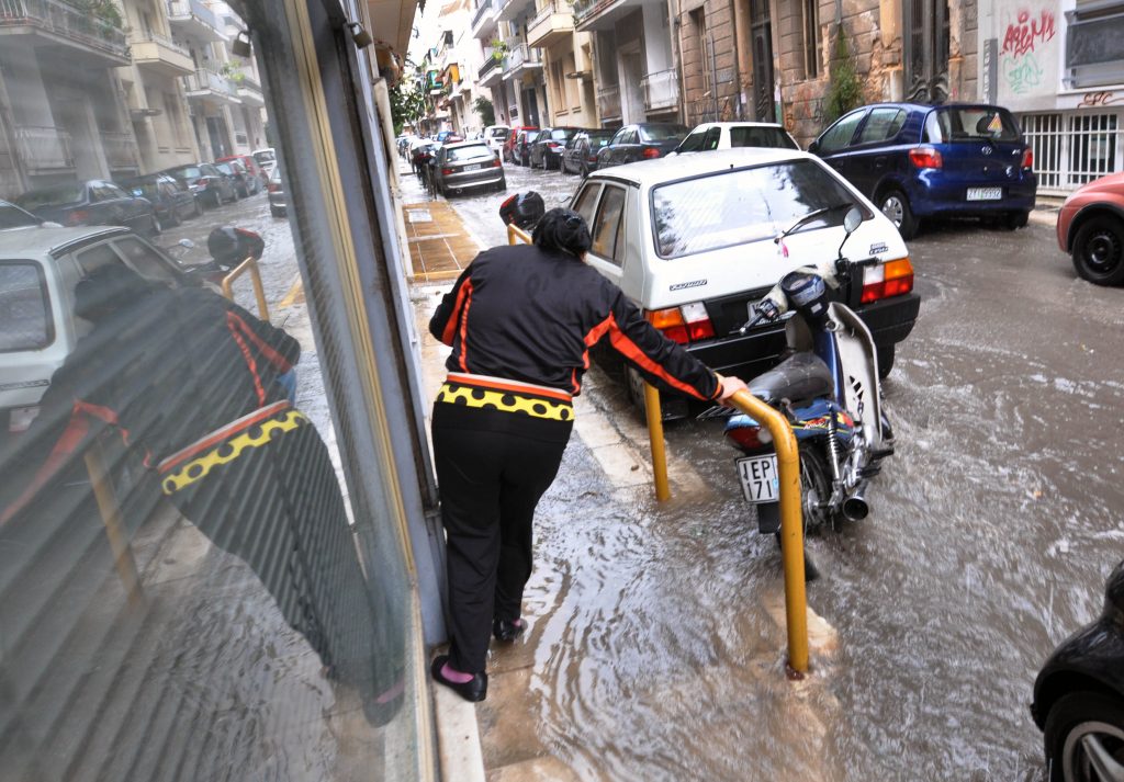 Προβλήματα στη Θεσσαλονίκη από καλοκαιρινό μπουρίνι με χαλάζι