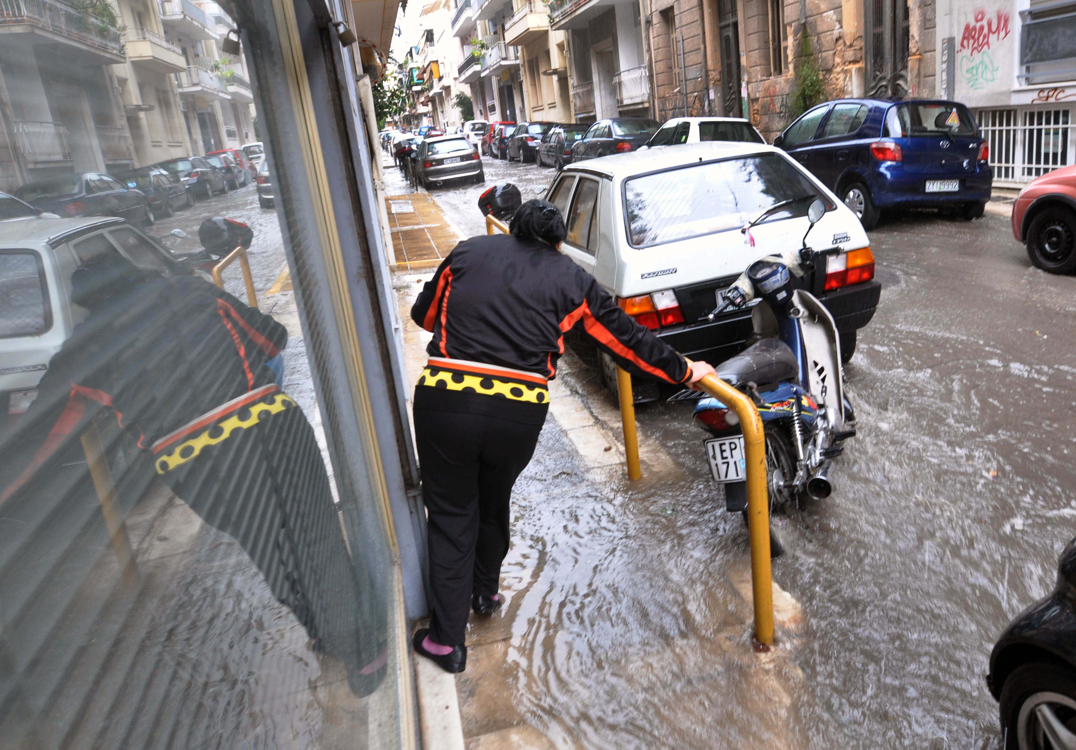 Προβλήματα στη Θεσσαλονίκη από καλοκαιρινό μπουρίνι με χαλάζι