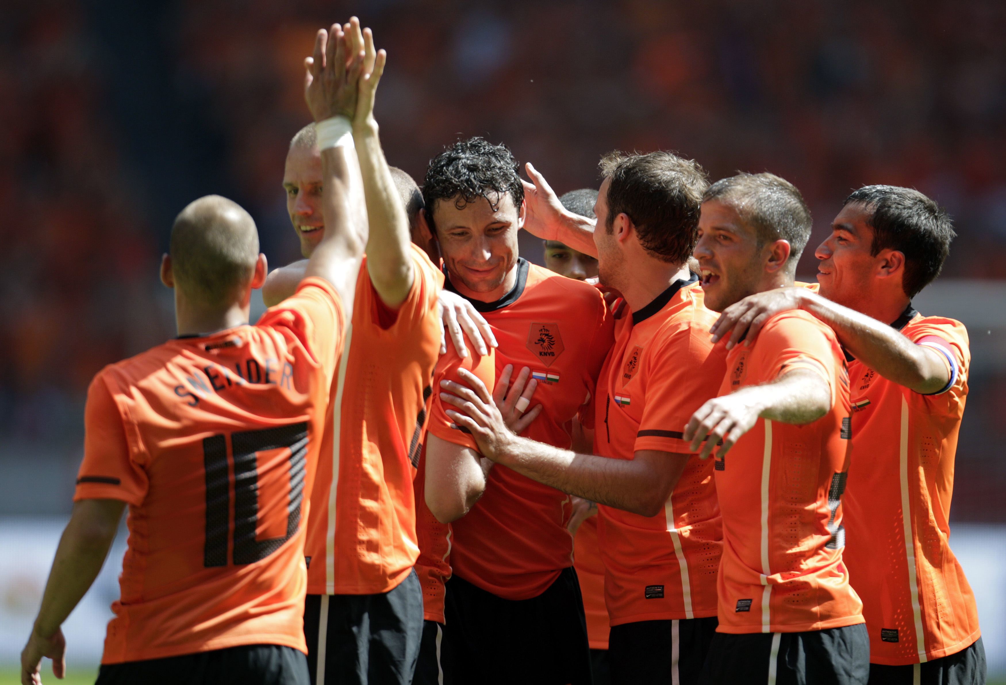Οι Ολλανδοί πανηγυρίζουν ένα από τα έξι γκολ που πέτυχαν κόντρα στην Ουγγαρία