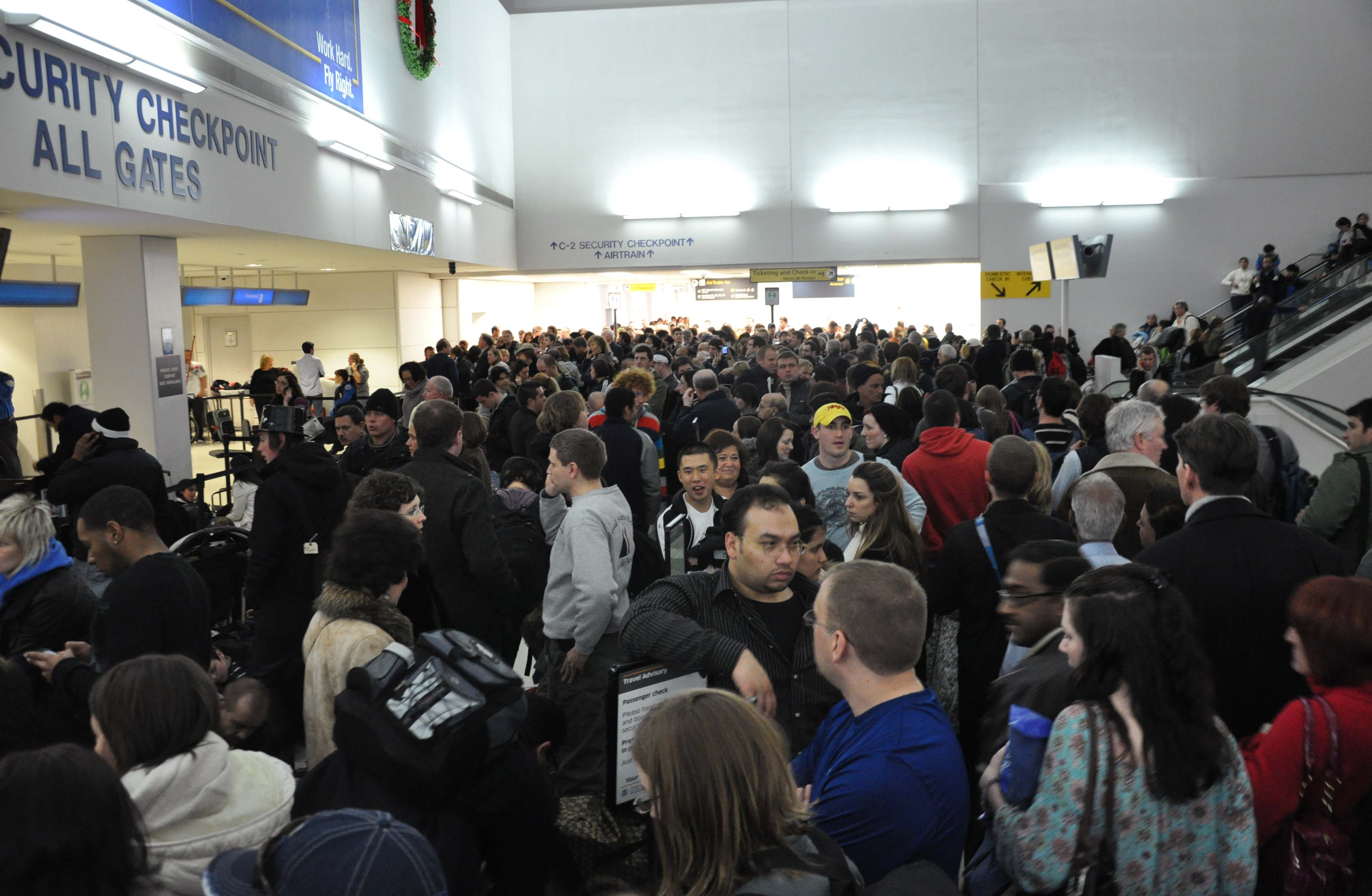 Ουρές στο Τέρμιναλ C του Newark Airport. ΦΩΤΟ REUTERS