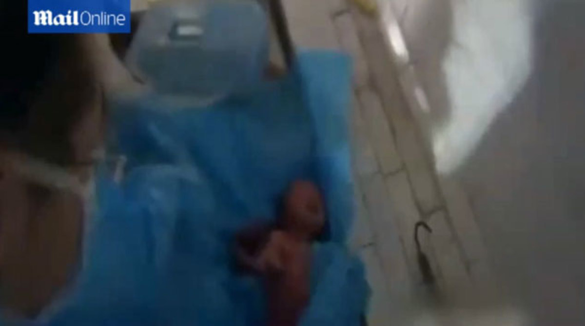 Συγκλονιστικό video: Η στιγμή που βγάζουν νεογέννητο από σωλήνα τουαλέτας (VIDEO)