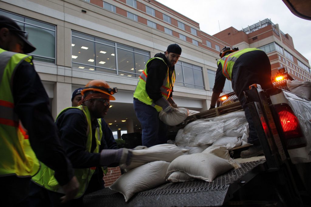 Η Sandy τρομοκρατεί τη Νέα Υόρκη – Κυβερνήτης Κονέκτικατ: “Είναι η μεγαλύτερη απειλή που έχουμε ζήσει” – Κλειστά σχολεία, χρηματιστήριο, ΟΗΕ, ΔΝΤ