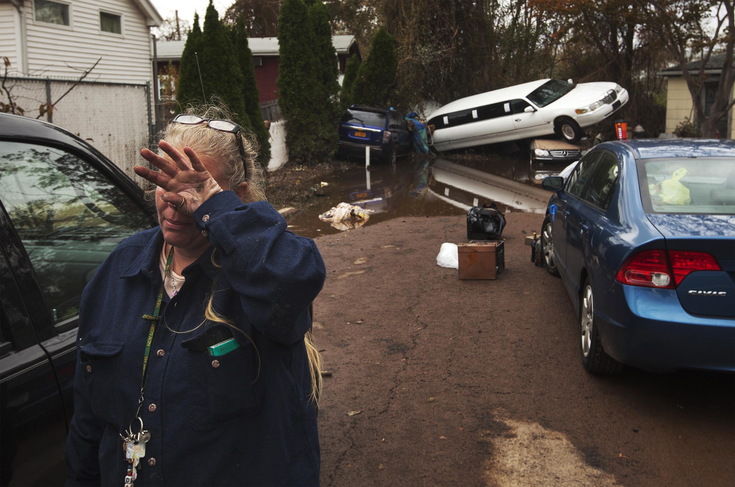 Οργή κι απογοήτευση μετά τη Sandy – Νεοϋορκέζοι ψάχνουν φαγητό στα σκουπίδια (VIDEO)