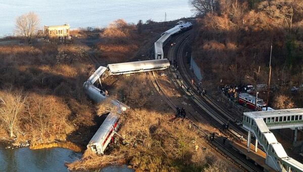 Εκτροχιασμός τρένου στη Νέα Υόρκη – Τουλάχιστον τέσσερις νεκροί και 63 τραυματίες