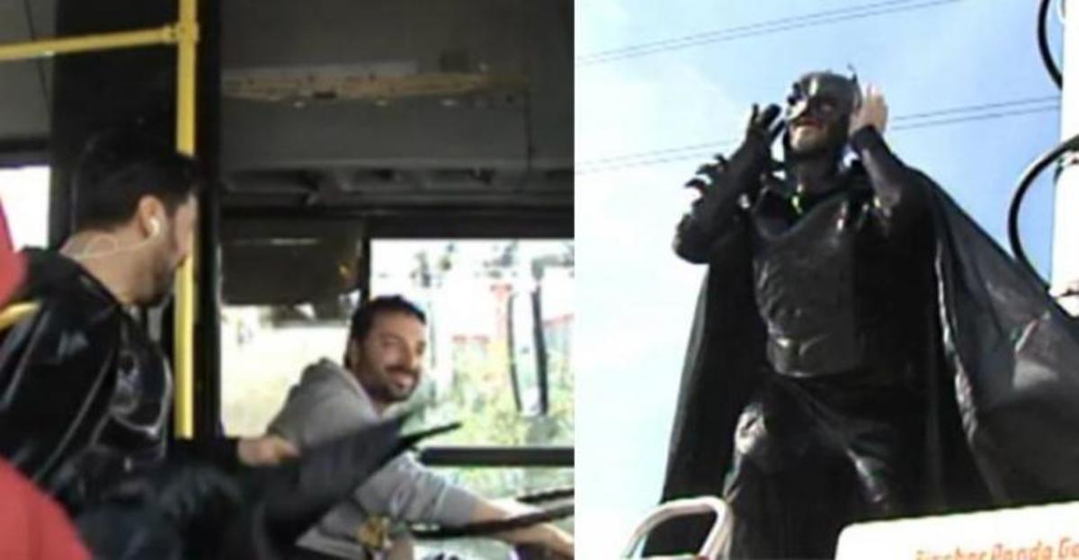 Ο Χρήστος Νέζος ως μπάτμαν όρμησε στο λεωφορείο του ΟΑΣΑ