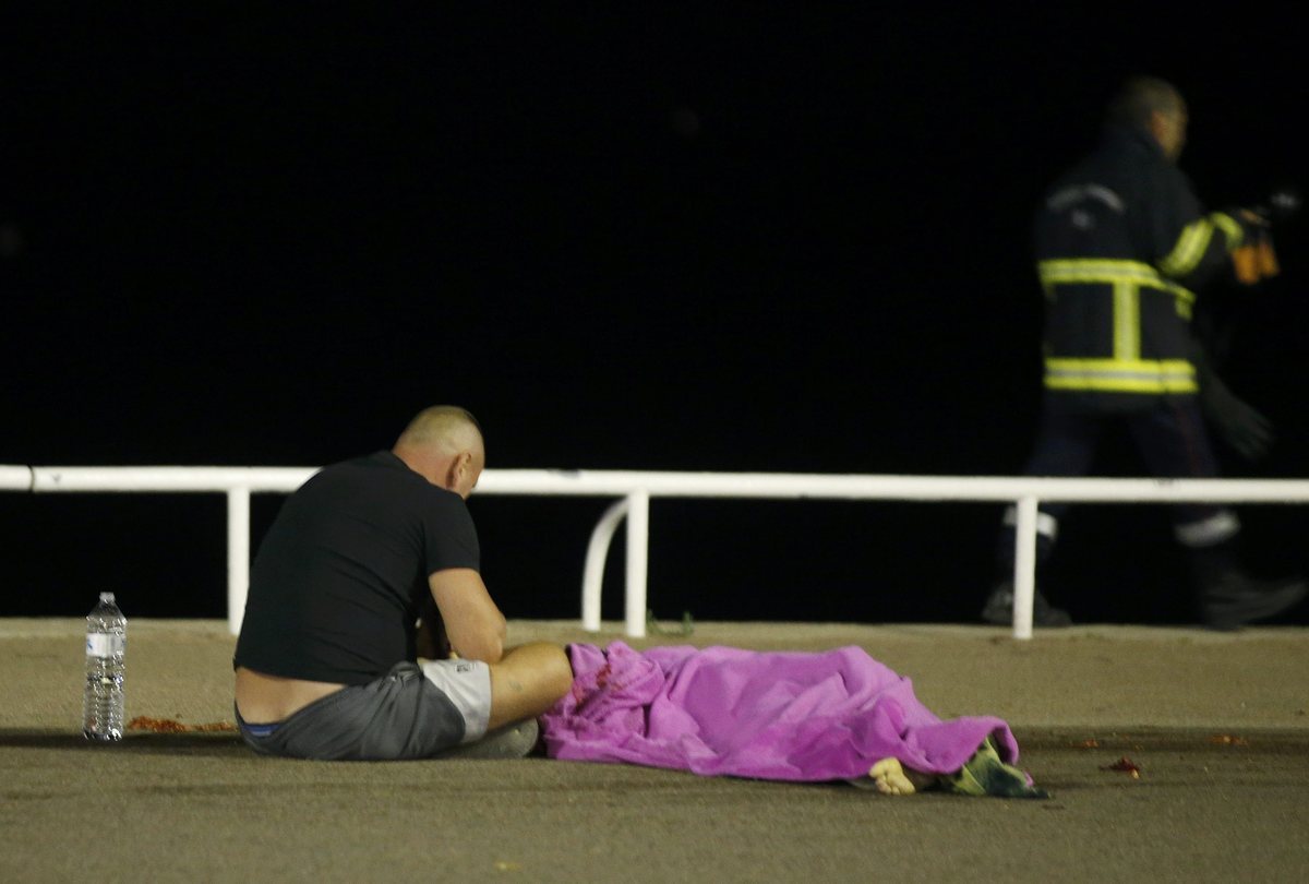 Γαλλία – Οι πρώτες στιγμές μετά το μακελειό: Πτώματα παντού, τα ποδοπατούσαν για να ξεφύγουν