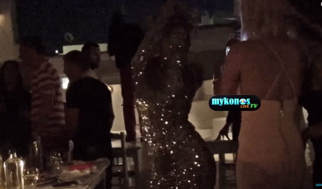 Ξεσάλωσε στη Μύκονο η τραγουδίστρια! Σούπερ μίνι και σέξι λικνίσματα…