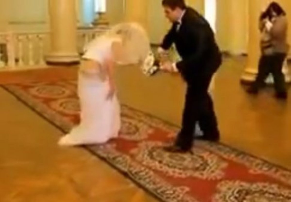 Έμεινε γυμνή η νύφη στο γάμο! Δείτε βίντεο