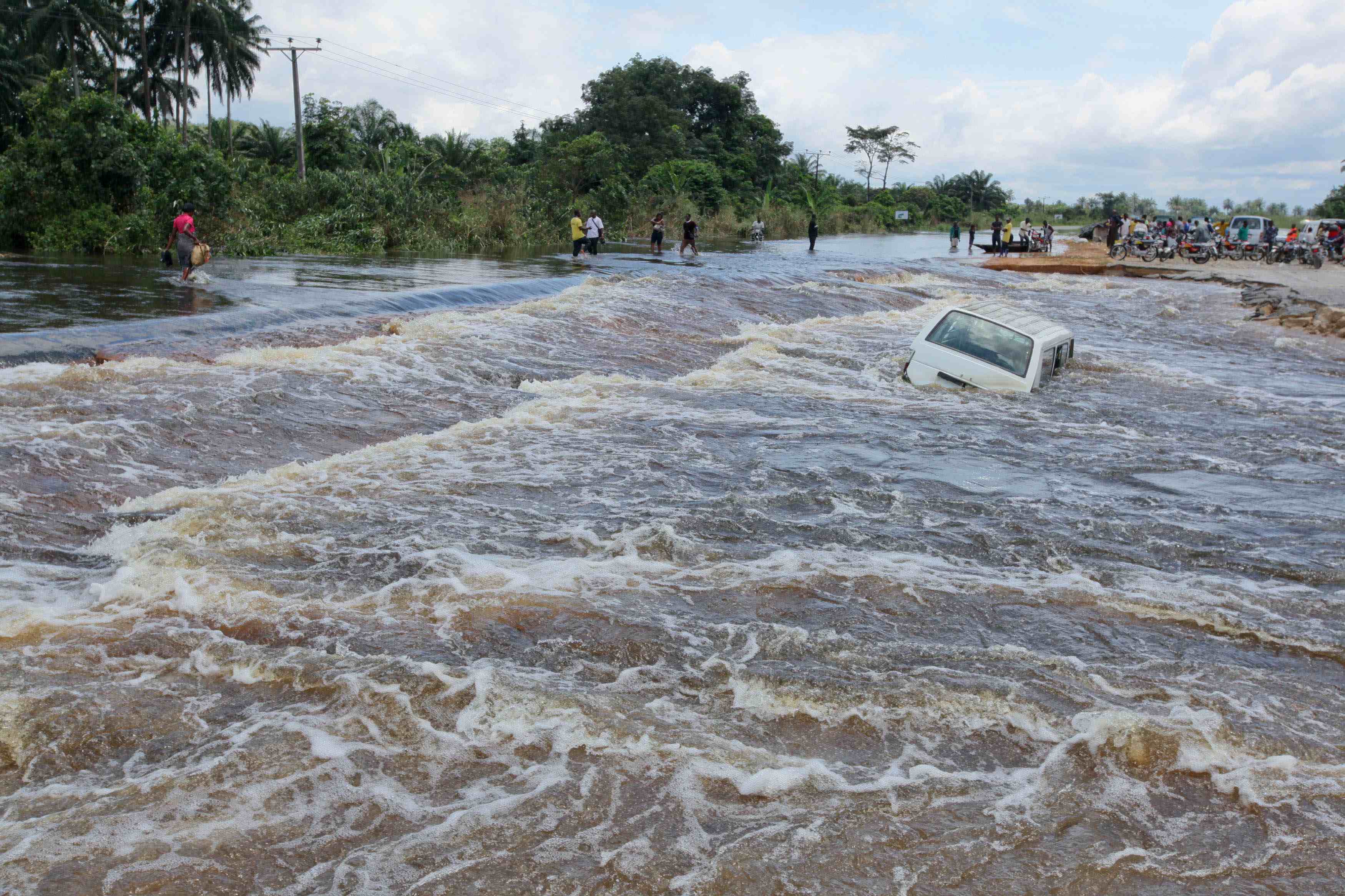 Сонник затопило водой. Наводнение. Наводнение в природе. Маврикий наводнение. Наводнение в Бразилии 2023.