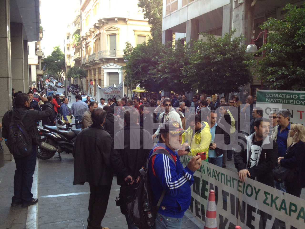 Κλειστή η Νίκης – Συγκέντρωση των εργαζομένων στα ναυπηγεία