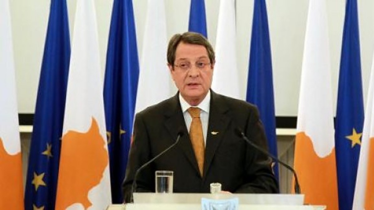 Συγκινημένος ο κύπριος πρόεδρος που έφυγε για τη Ν. Υόρκη για επέμβαση στην καρδιά
