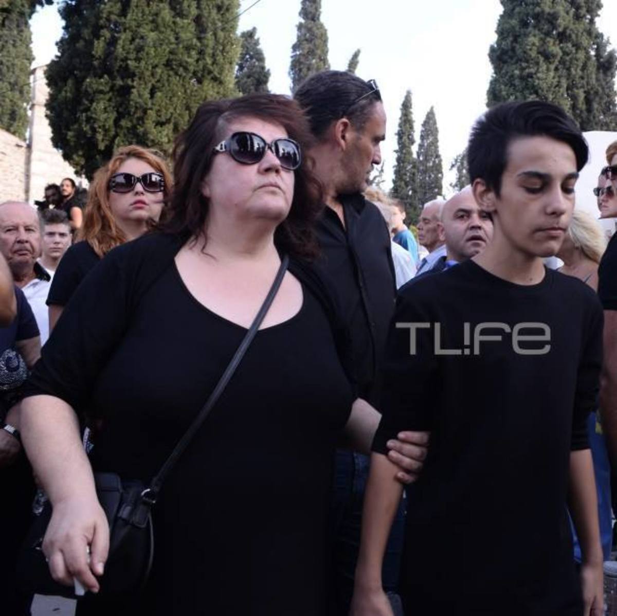 Κηδεία Ανδρέα Μπάρκουλη: “Λύγισε” ο γιος του τη στιγμή της ταφής