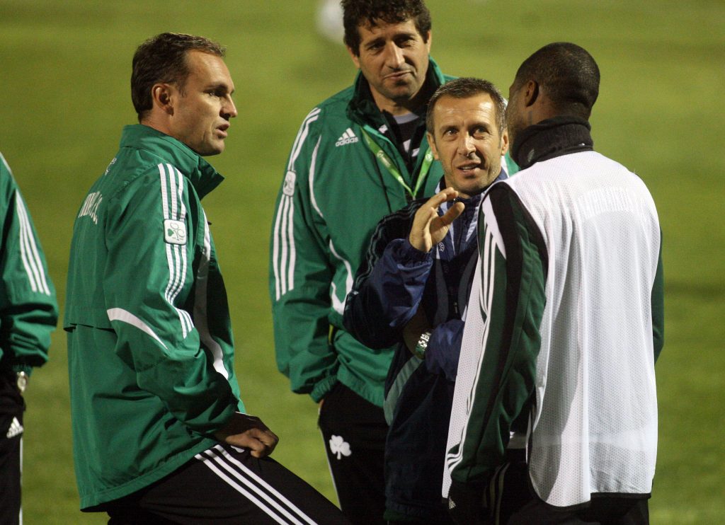 Ο Νιόπλιας προσπαθεί να ρίξει τους τόνους