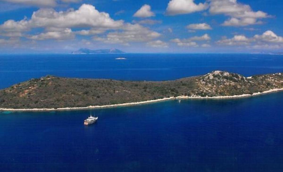 Έλληνας τραγουδιστής: «Δεν είχα τι να κάνω τα λεφτά μου και είπα να αγοράσω ένα νησί»!