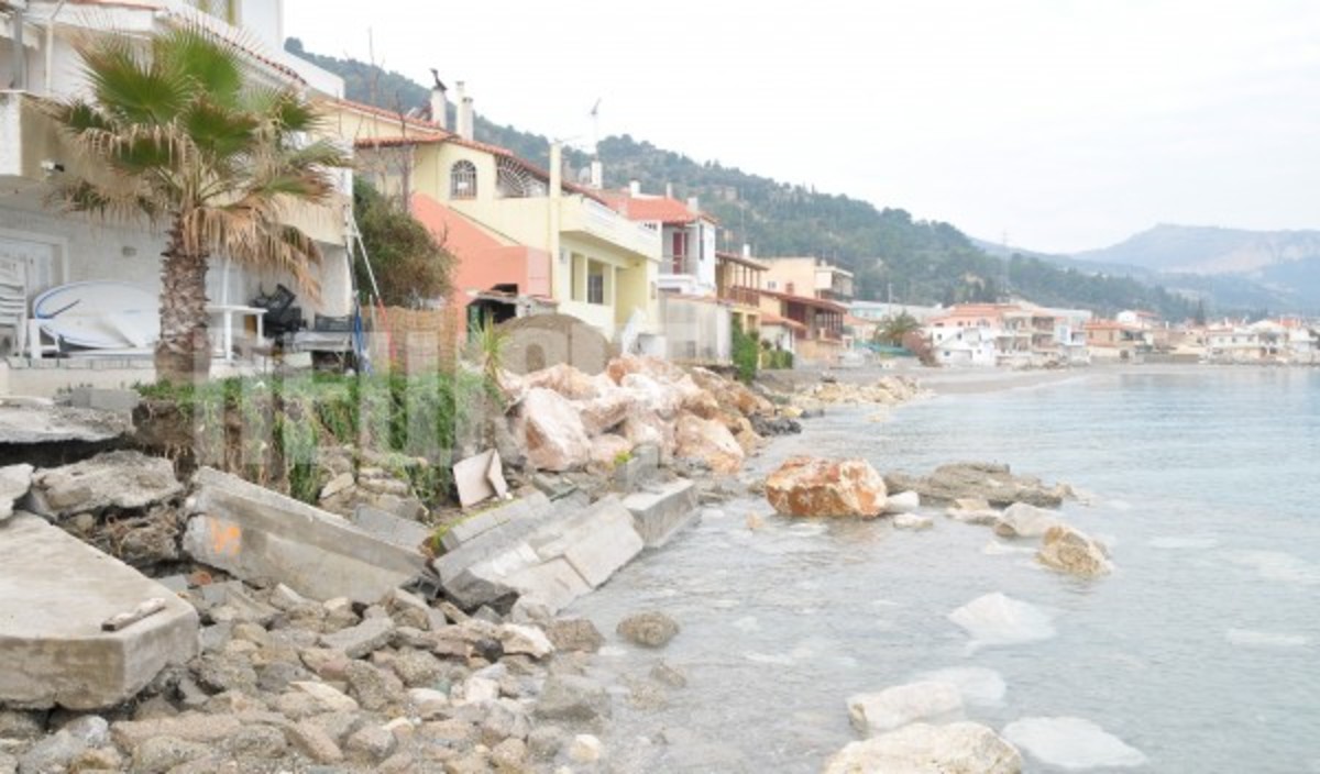 Κορινθία: Η θάλασσα απειλεί άλλα 5 σπίτια στο Δερβένι!