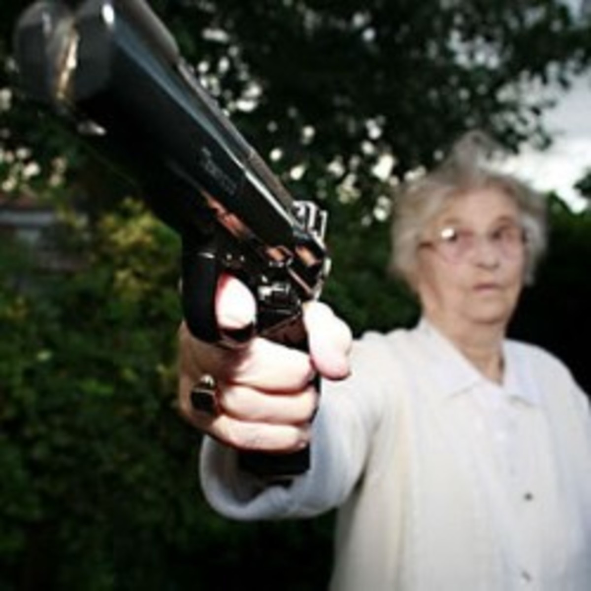 Τρίκαλα:Όταν της είπαν για ”κούρεμα ομολόγων” η γιαγιά έβγαλε όπλο στην τράπεζα!