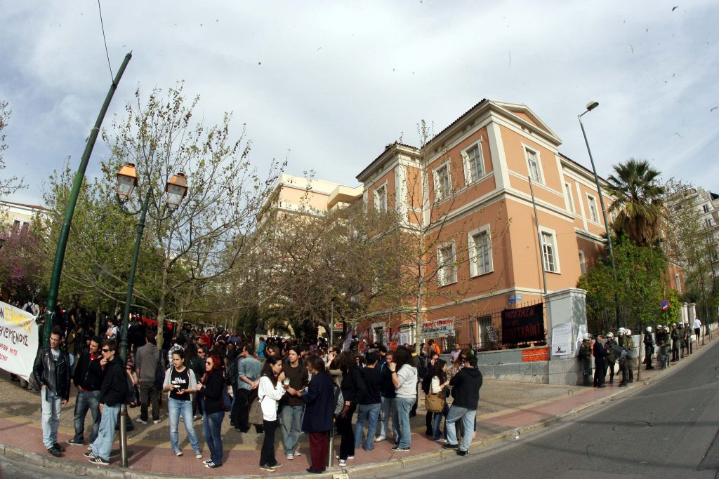 Οι καθηγητές πανεπιστημίου διαμαρτύρονται για τις επιπλέον μειώσεις στις συντάξεις τους