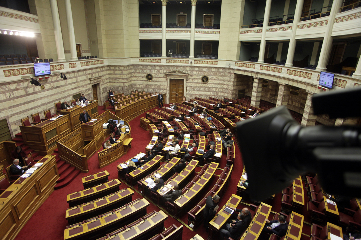 Αυτό είναι το νομοσχέδιο με τα 13 προαπαιτούμενα που κατατέθηκε στη Βουλή – Ποια “κόκκινα” δάνεια δίνουν στα… κοράκια