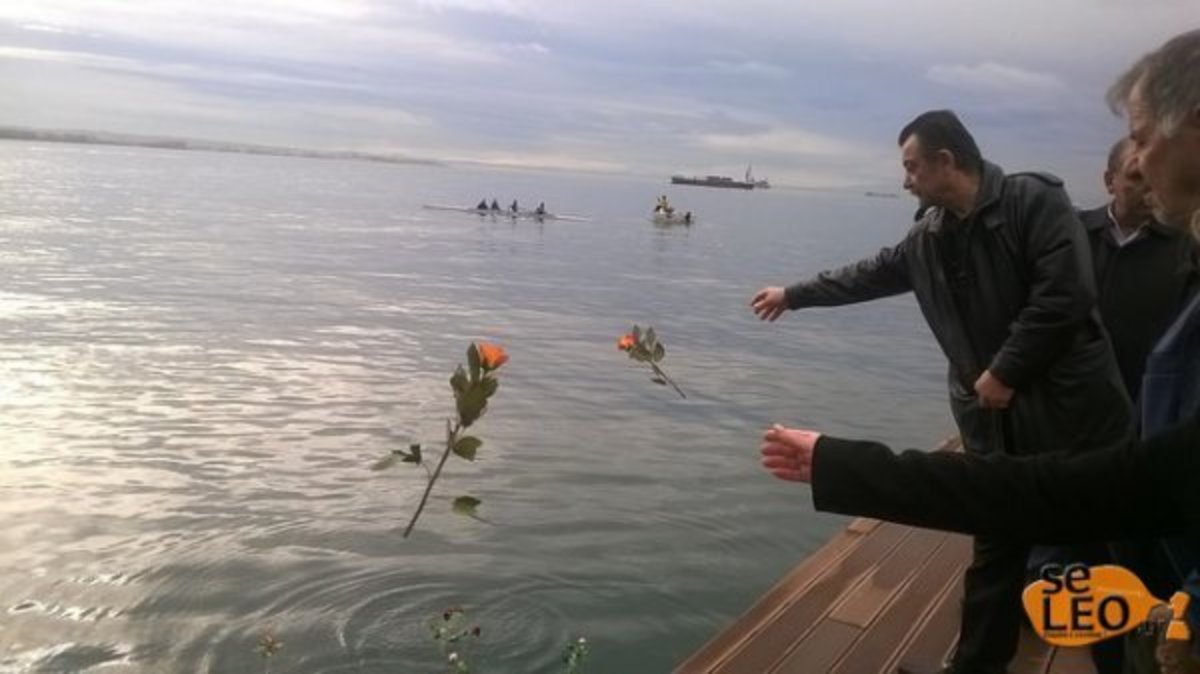 Θεσσαλονίκη: Τριαντάφυλλα στη θάλασσα για τα θύματα του “Norman Atlantic” (ΦΩΤΟ)