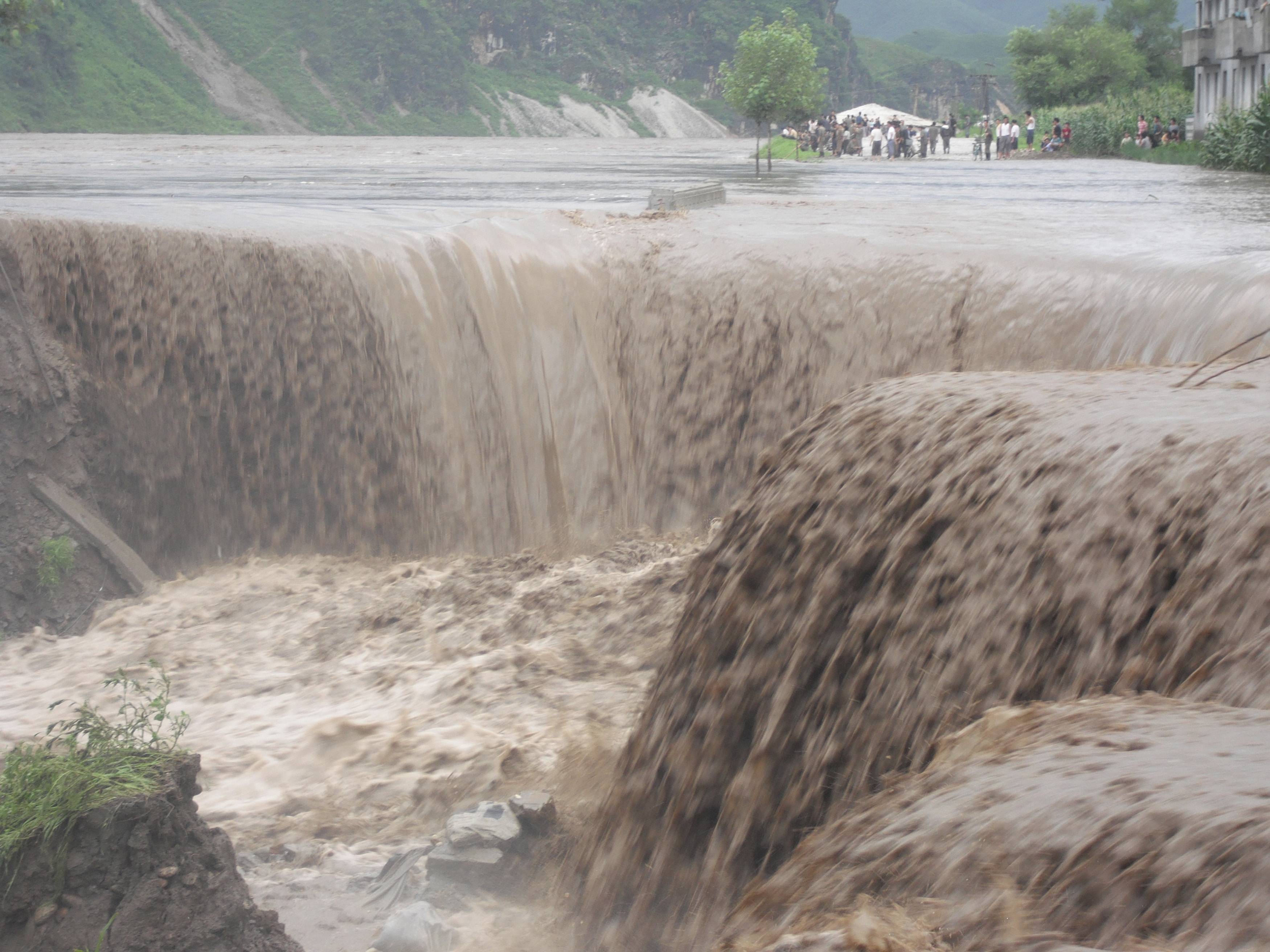 Σαρώνουν οι πλημμύρες τη Β. Κορέα – 169 νεκροί