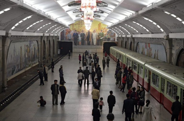 Βόρεια Κορέα: Το μετρό της είναι… παλάτι [pics, vid]