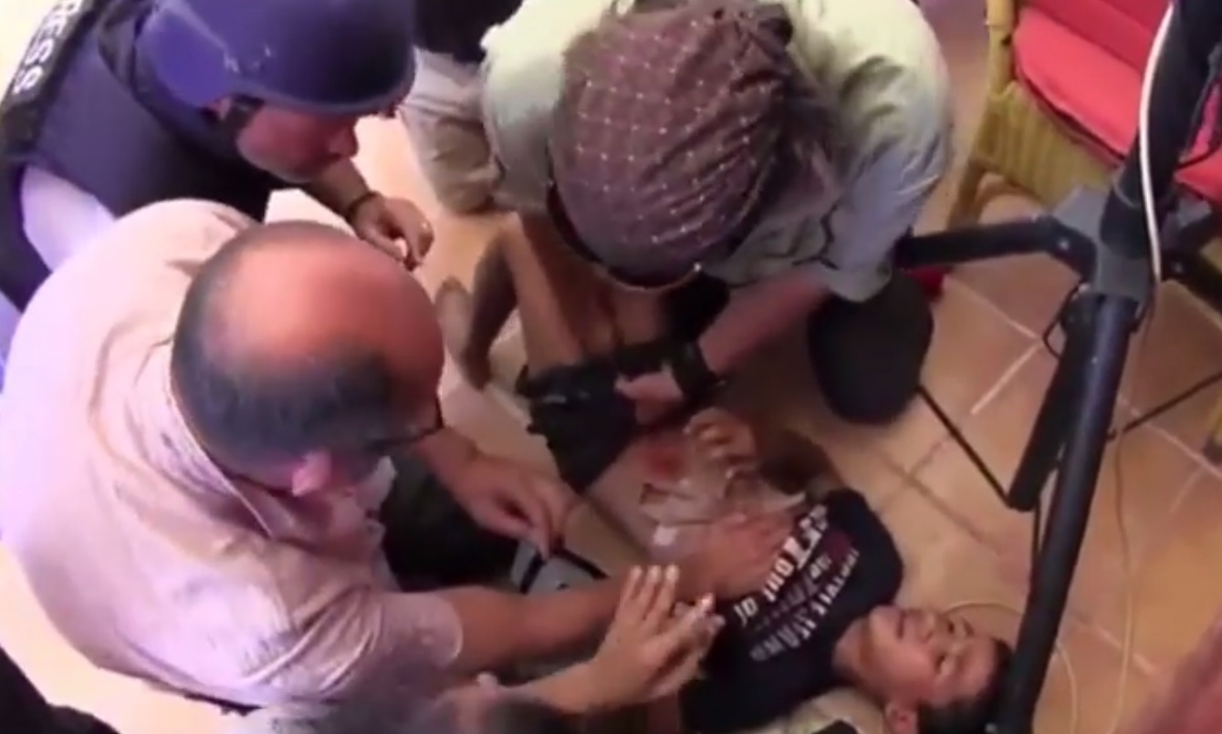 Γάζα: Δημοσιογράφος πετάει το μικρόφωνο για να βοηθήσει τραυματισμένο παιδί – Βίντεο