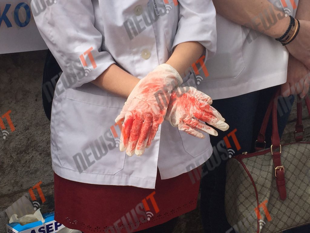 Νοσηλευτές: Από τις ματωμένες μπλούζες, στα ματωμένα γάντια και τα… σοκολατάκια