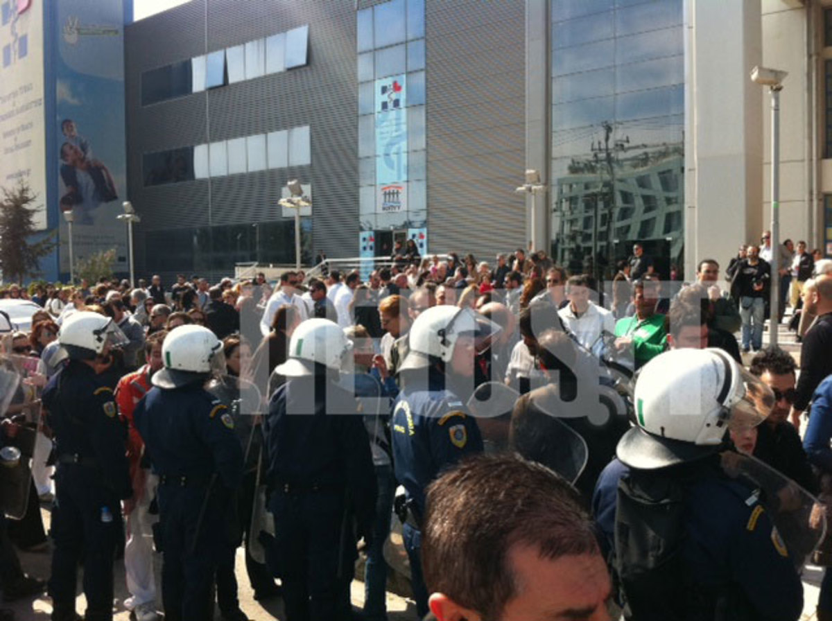 Μια χούφτα άνθρωποι ταλαιπώρησαν εκατοντάδες κλείνοντας την κάθοδο της Κηφισίας