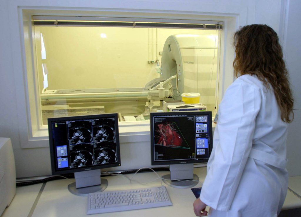 Χειροπέδες σε 6 αποκλειστικές που εργάζονταν παράνομα σε νοσοκομείο