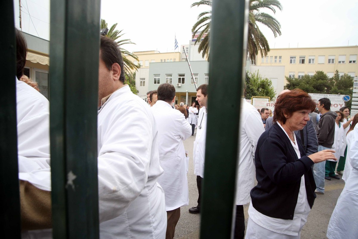 Στα κάγκελα οι απλήρωτοι γιατροί στα δημόσια νοσοκομεία