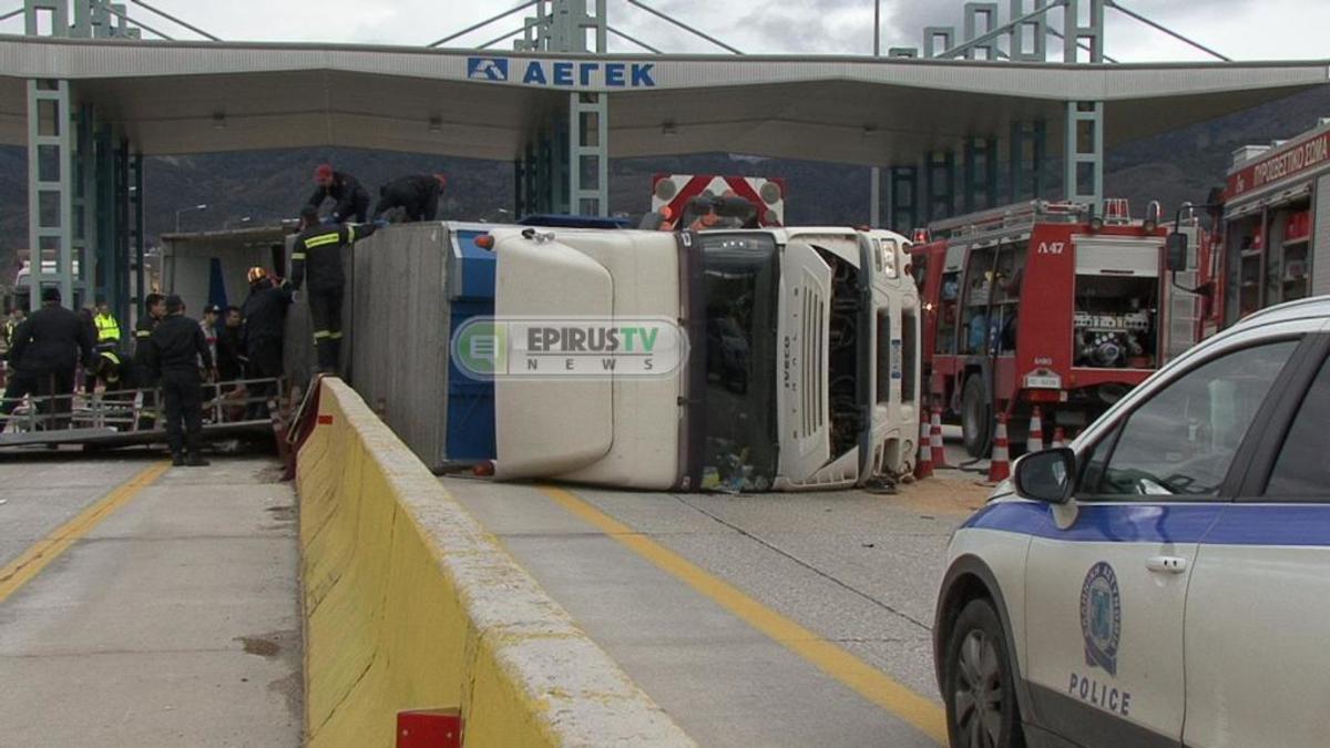 Ιωάννινα: Νταλίκα φορτωμένη με άλογα τούμπαρε στην Εγνατία ...