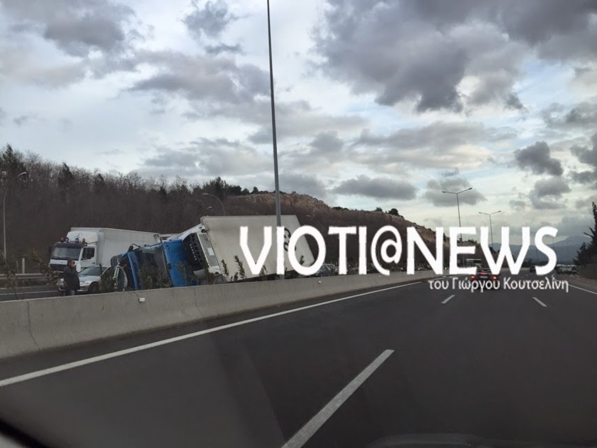 Tραγωδία στη Μαλακάσα! Νταλίκα ανατράπηκε πάνω σε κολώνα φωτισμού που σκότωσε δύο ανθρώπους