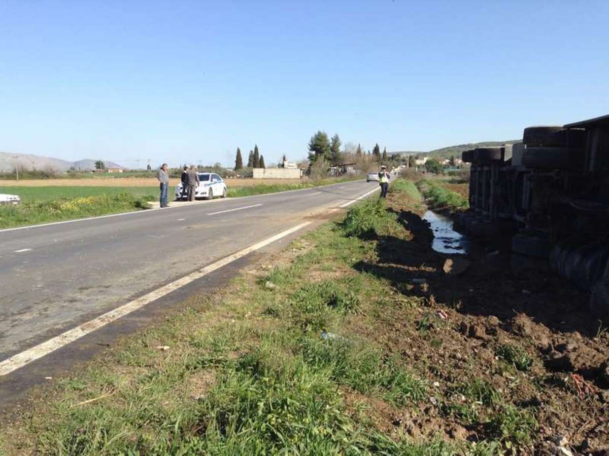 Λαμία: Νταλίκα πέρασε στο αντίθετο ρεύμα και ντελαπάρισε (ΦΩΤΟ)
