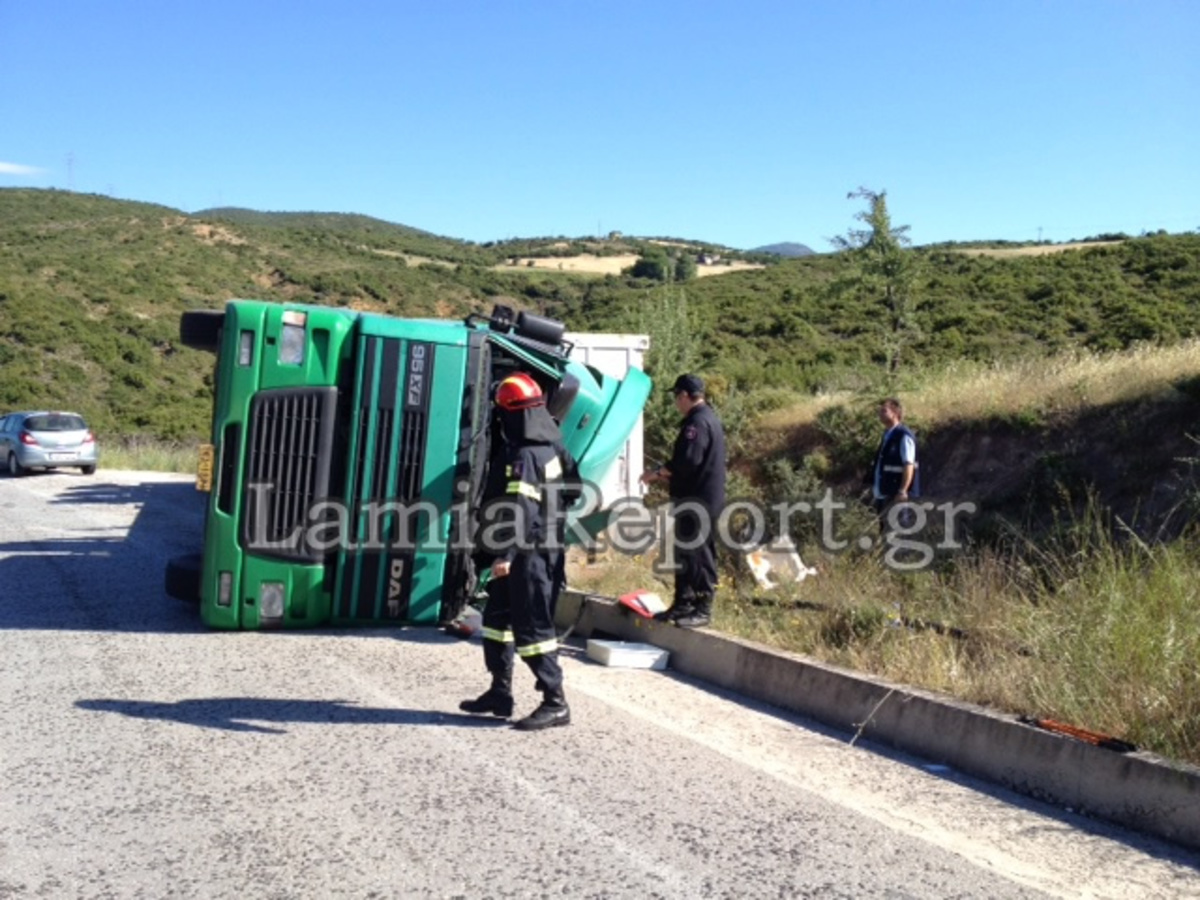 Φθιώτιδα: Δίπλωσε νταλίκα έξω από τη Λαμία – Δείτε φωτογραφίες!