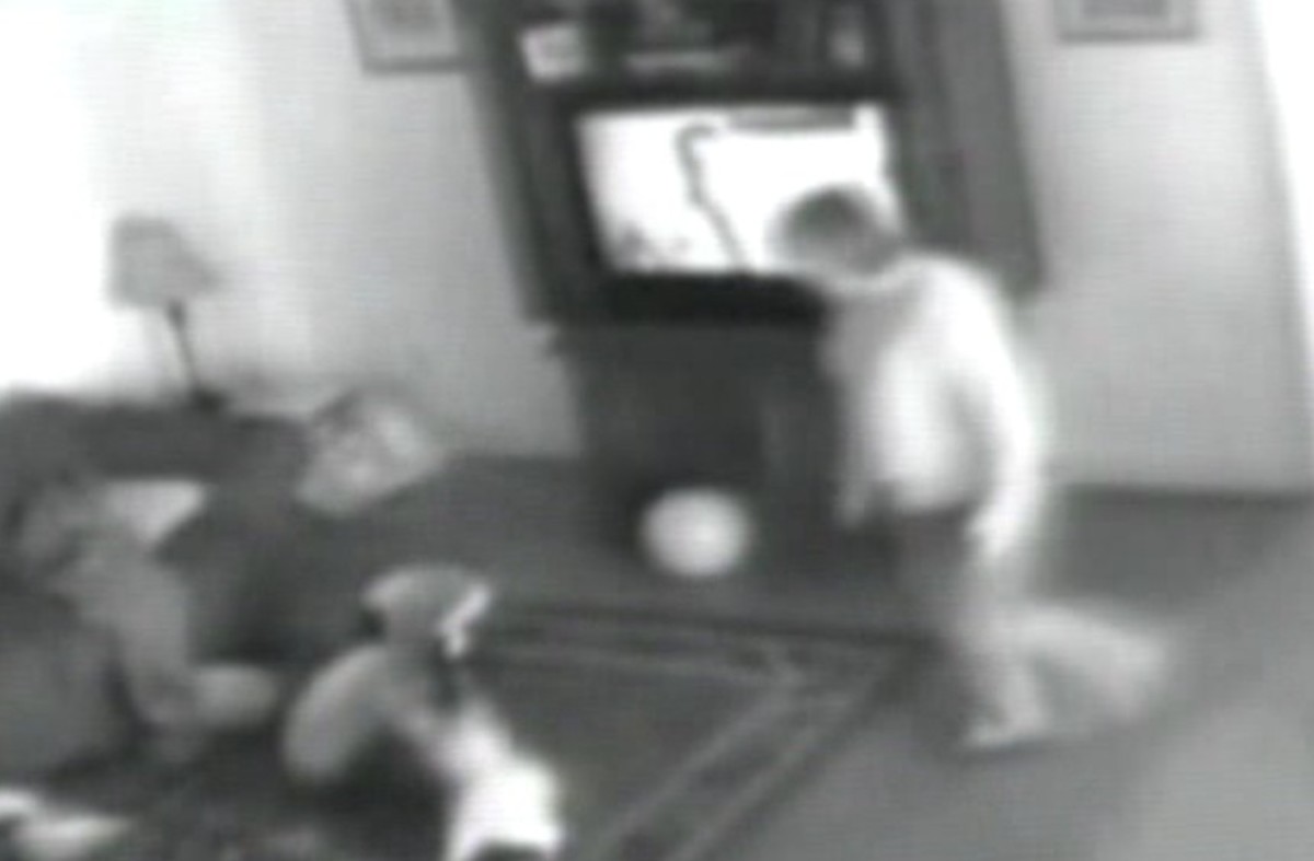 “Νταντά” τέρας έσπαγε στο ξύλο ένα μωρό – Σοκαριστικό βίντεο