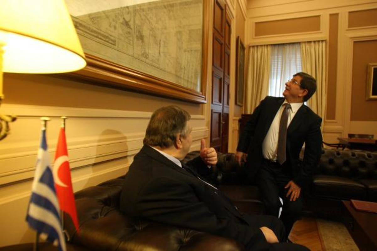 Τι κοιτάζει αλαφιασμένος ο Νταβούτογλου στο γραφείο Βενιζέλου;