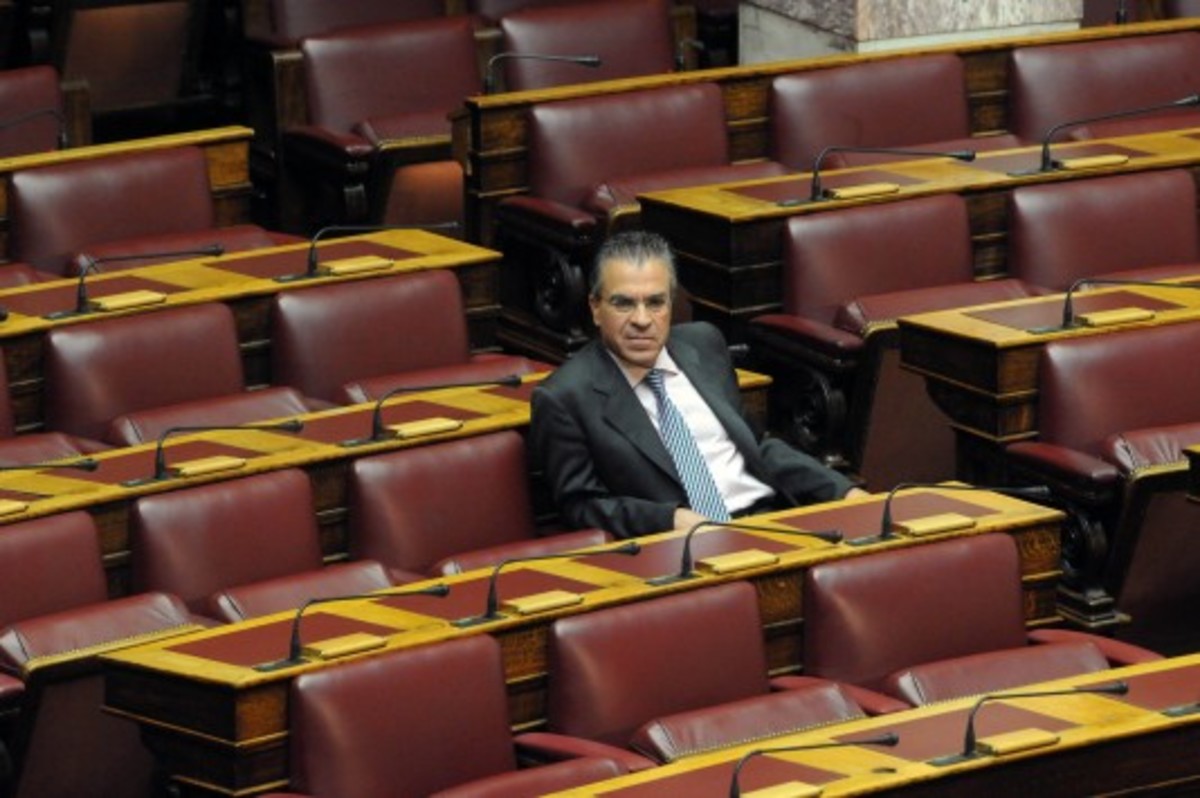 Τα “μάζεψε” ο Αρ. Ντινόπουλος για τις απολύσεις – “Δεν αμφισβητώ τις συμβατικές υποχρεώσεις της χώρας”