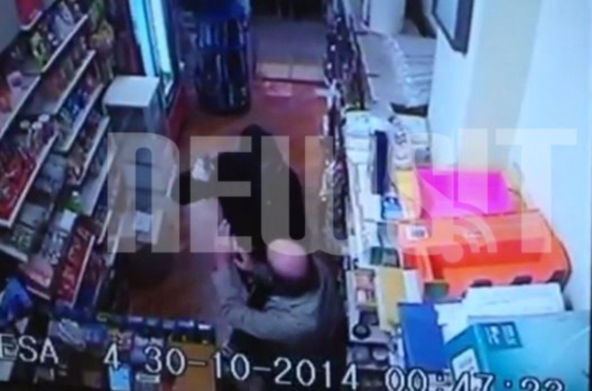 Η άγρια πάλη ψιλικατζή με τον ένοπλο μέσα στο μαγαζί του! Βίντεο ντοκουμέντο!