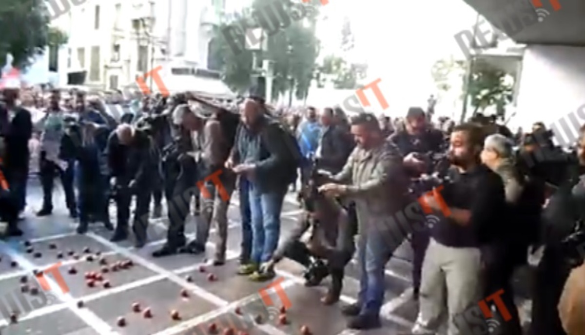 Ντομάτες στο Υπουργείο Εργασίας