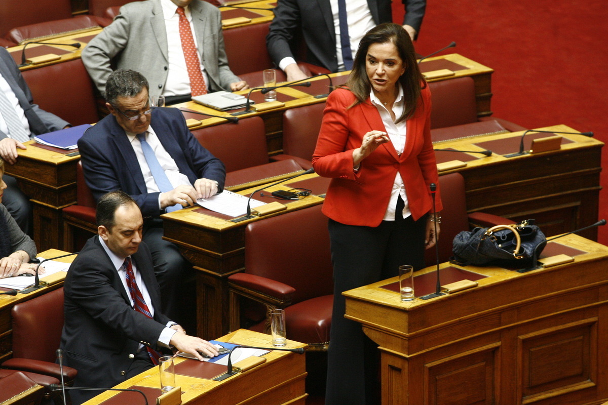 Ντόρα Μπακογιάννη: «Να παραιτηθεί τώρα ο κ. Βαρουφάκης»
