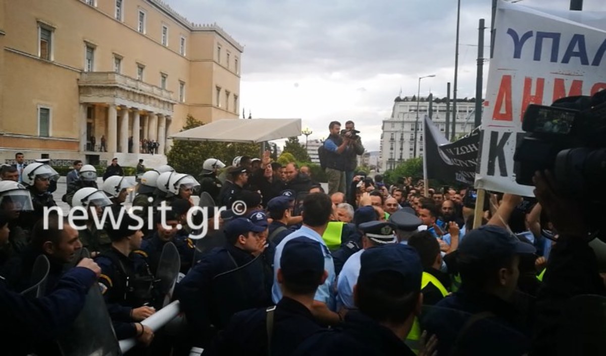 Ντου ενστόλων στη βουλή