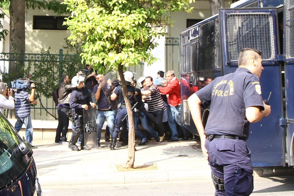 Καρέ – καρέ: Έτσι έφτασαν έξω από το Μαξίμου τεχνικοί και δημοσιογράφοι! [pics, vid]