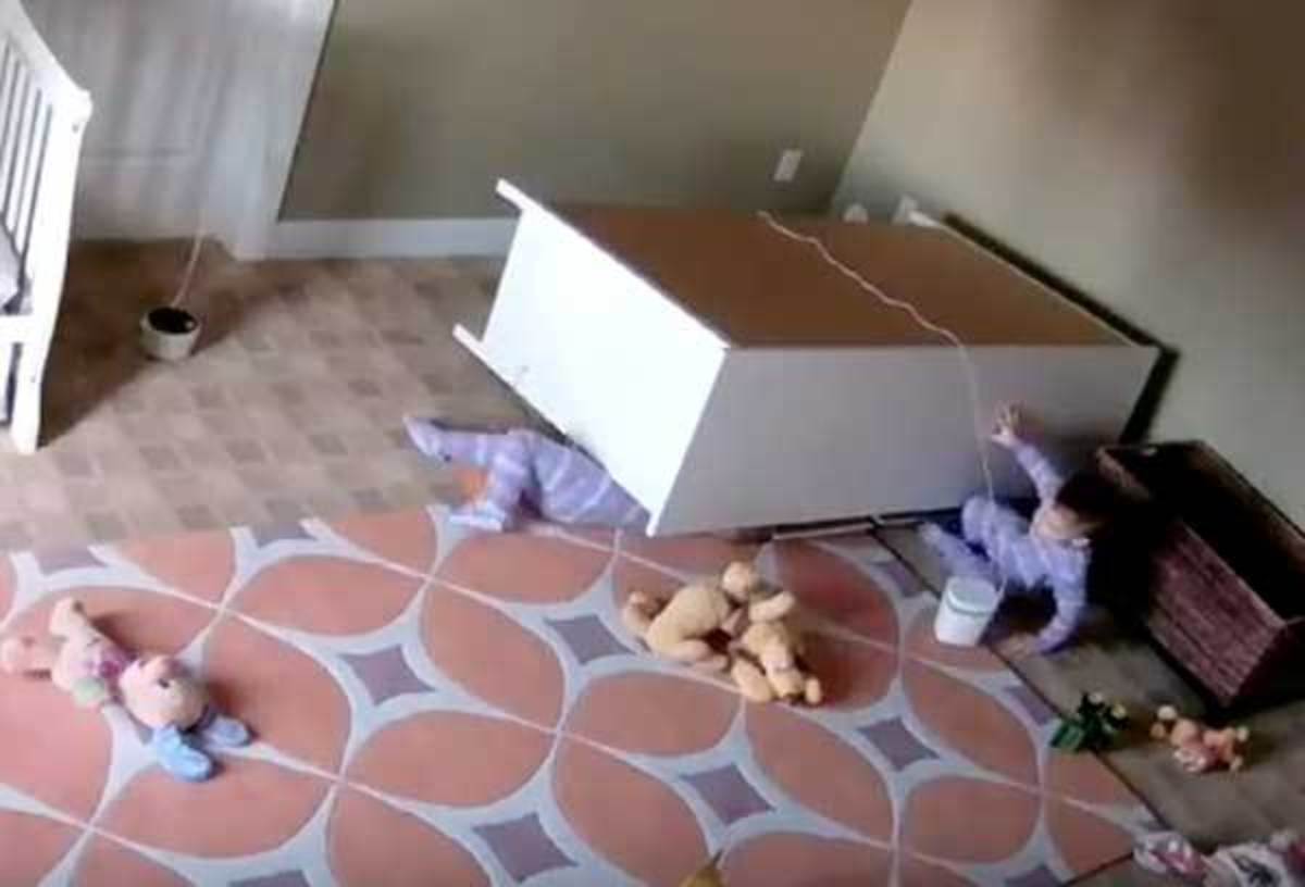 Συρταριέρα καταπλακώνει αγοράκι 2 ετών – Το σώζει ο δίδυμος αδερφός του! [vid]
