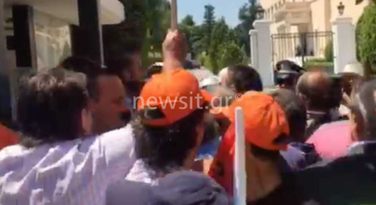 Επεισόδια μπροστά στη βουλή