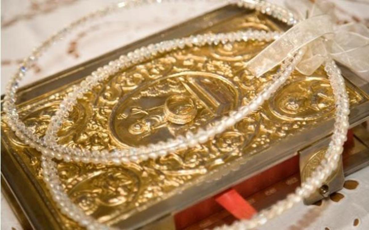 Γιατί κάποιες νύφες φοράνε στο γάμο τη ζώνη των αμφίων του ιερέα;