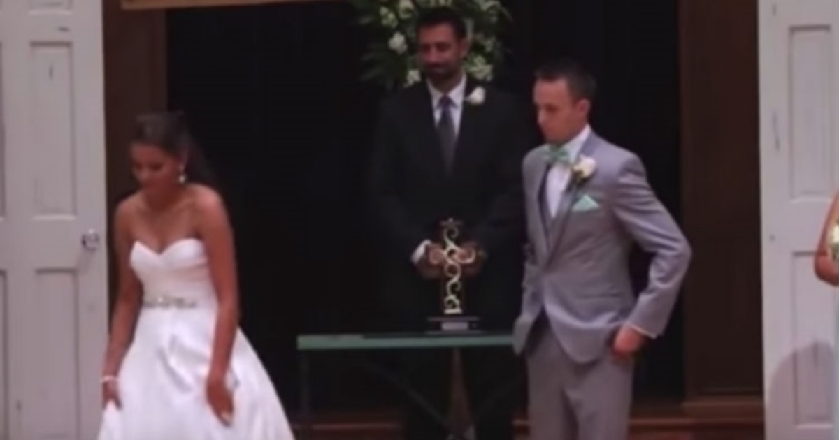 Ο γαμπρός βλέπει τη νύφη να φεύγει, και μένει άναυδος. Τώρα, κοιτάξτε τα χέρια της!
