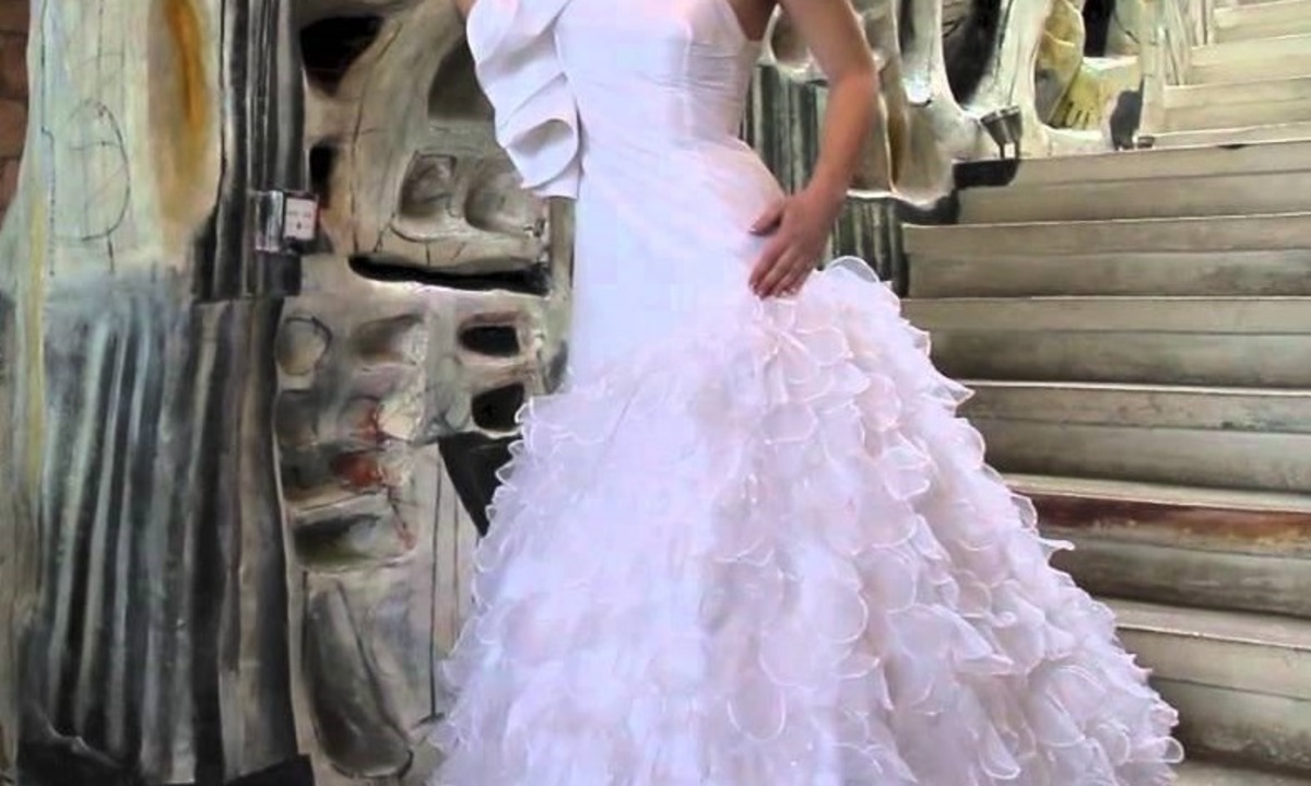 Πασίγνωστη κυρία άρπαξε νυφικό από οίκο στο Κολωνάκι και έτρεχε στο δρόμο! Την έπιασαν στην Ερμού!